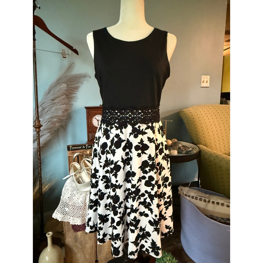 Womens Sleeveless Floral Fit & Flare Dress Black White Crochet Appliqué Waist M